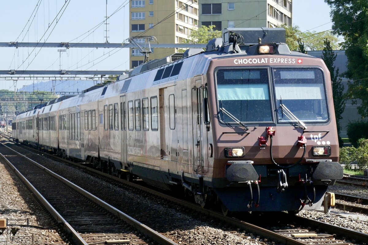 Der  ChocolatExpress  der TPF mit dem RBDe 560 245 zusammen mit RBDe 560 235 am 7.9.23 kurz vor der Durchfahrt im Bahnhof Bern Europaplatz.