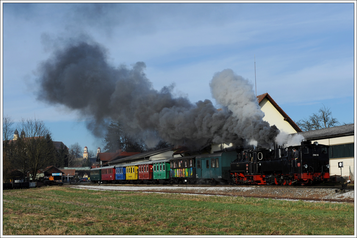 Der Christkindlzug 2014 auf der Stainzerbahn. Dank Max und dem Personal der beiden Maschinen in Doppeltraktion 298.56 (ex NÖLB U 6) als Vorspann vor 764.411R. Damit war es nun endlich möglich, eine Doppeltraktion auf der Stainzerbahn bei Sonnenschein zu fotografieren. Diesmal war es wirklich die letzte Möglichkeit, eine Dampfdoppeltraktion auf der Stainzerbahn aufzunehmen, da die U Anfang Jänner wieder zum Club 760 retour geht. Die Aufnahme zeigt den Zug am 24.12.14 bei der Ausfahrt aus Stainz Richtung Preding.
