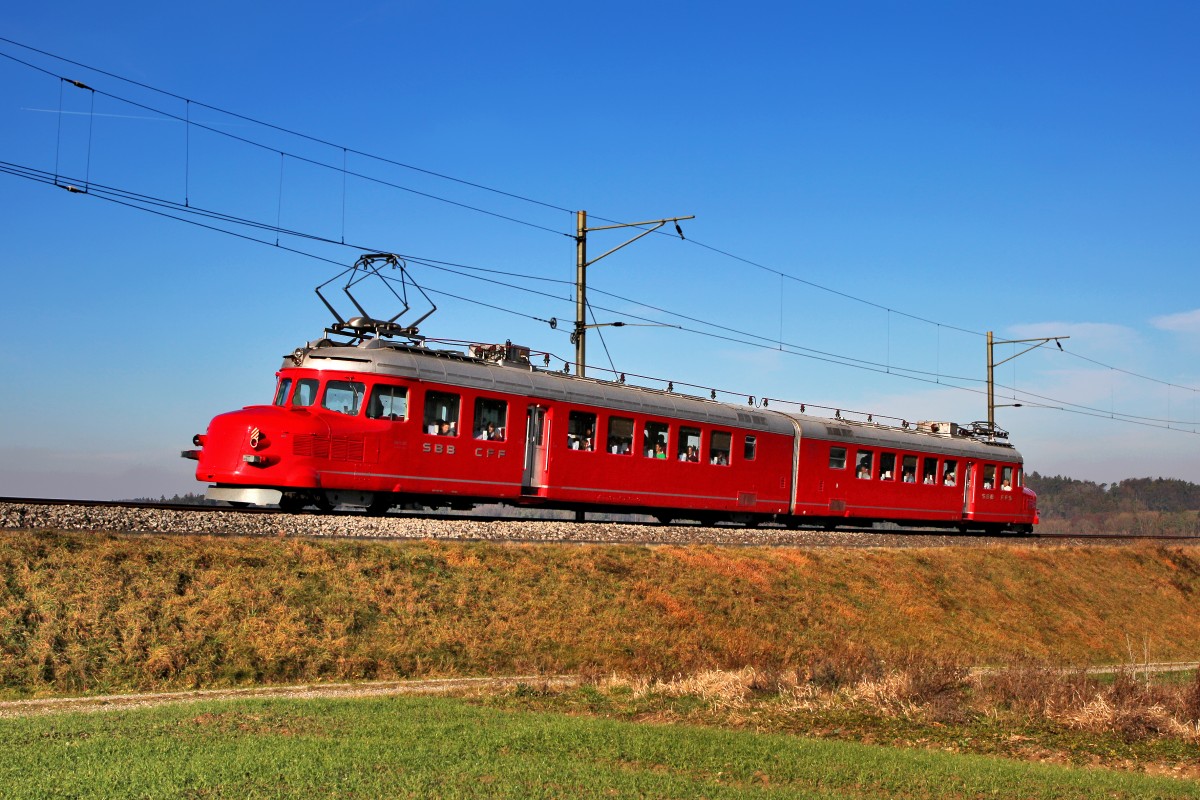 Der Churchill Pfeil RAe 4/8 1021 fährt in Andelfingen vorüber.Bild vom 13.12.2015