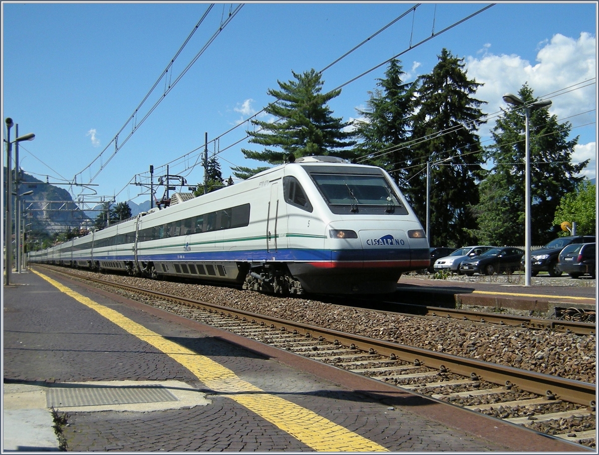 Der Cisalpino ETR 470 005 erreicht auf seiner Fahrt in Richtung Milano den Bahnhof von Stresa. 

13. Juni 2008