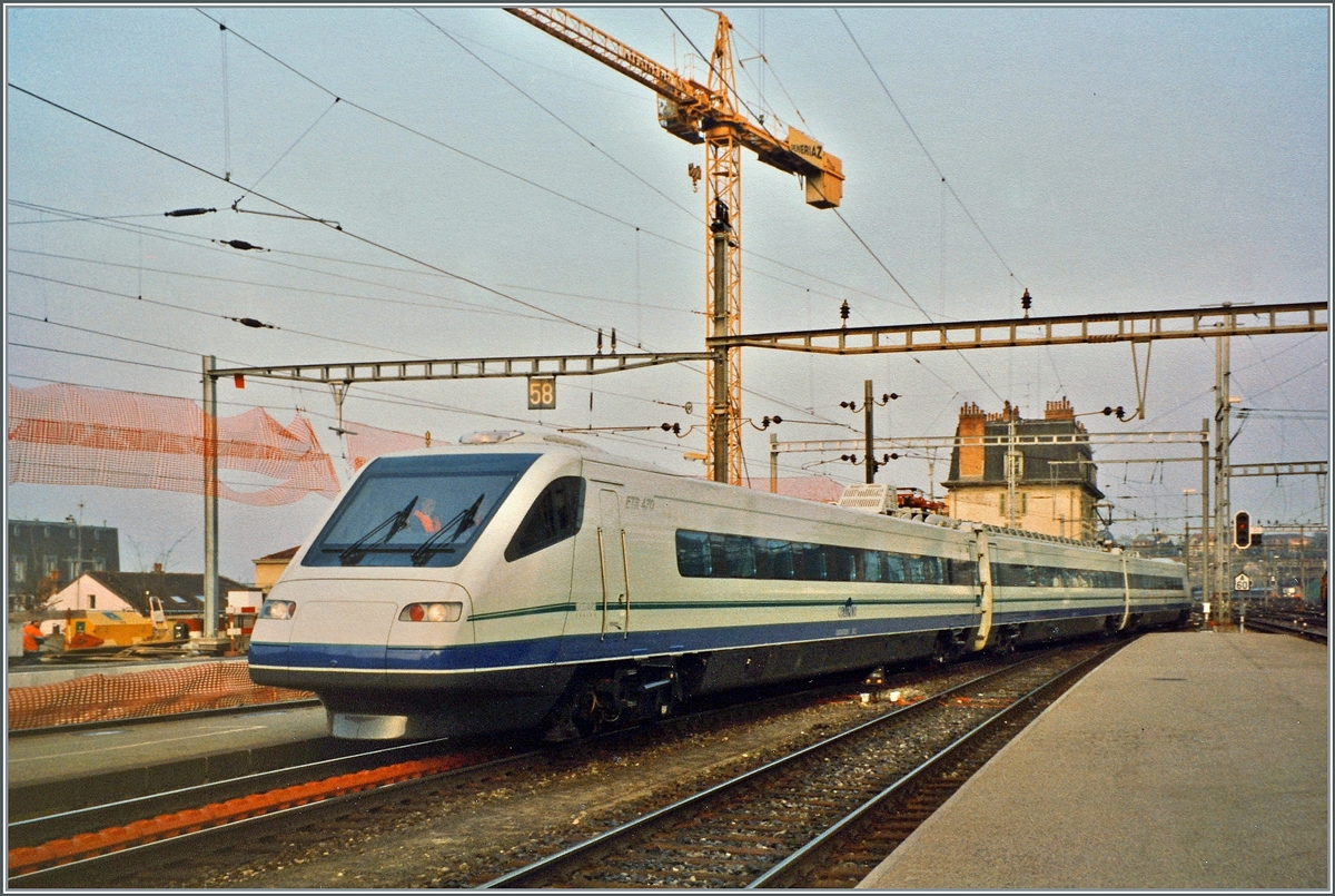 Der Cisalpino ETR 470 „Treno Zero“ ist auf Probefahrt in Lausanne. Der Zug besteht aus drei Teilen: 92 83 94-70 991-1 BAC + 92 83 94-70 992-2 BB + 94 83 54-70 993-3 RAC. Nach dem erfolgreichem Abschluss der Probefahrten übernahm die Slowenische Bahn SZ den Zug und zwei weitere Züge in dieser dreiteiligen Form und stellte sie unter der Baureihe 310 001 - 003 in Betrieb. Leider habe ich noch nicht herausfinden können, welcher der drei SZ 310 der ex ETR 470  Treno Zero ist. Die SZ 370 sind heute noch im Einsatz. Im Gegensatz zum dreiteiligen „Treno Zero“ war die daraufhin gelieferte Serie der Cisalpino-Züge ETR 470 neunteilig, wie die nun folgenden Bilder zeigen. 

Analoges Bild vom April 1996