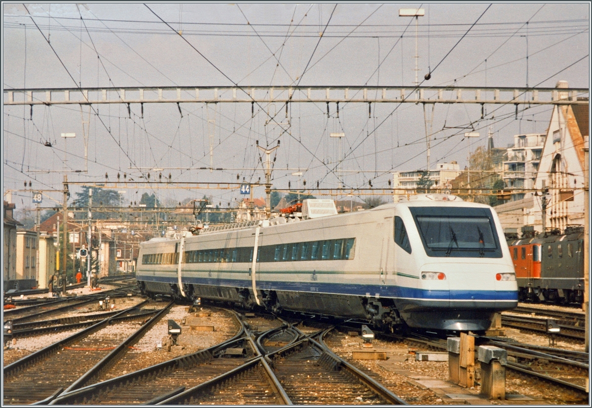 Der Cisalpino ETR 470 „Treno Zero“ ist auf Probefahrt in Lausanne. Der Zug besteht aus drei Teilen: 92 83 94-70 991-1 BAC + 92 83 94-70 992-2 BB + 94 83 54-70 993-3 RAC. Nach dem erfolgreichem Abschluss der Probefahrten übernahm die Slowenische Bahn SZ den Zug und zwei weitere Züge in dieser dreiteiligen Form und stellte sie unter der Baureihe 310 001 - 003 in Betrieb. Leider habe ich noch nicht herausfinden können, welcher der drei SZ 310 der ex ETR 470  Treno Zero ist. Die SZ 370 sind heute noch im Einsatz. Im Gegensatz zum dreiteiligen „Treno Zero“ war die daraufhin gelieferte Serie der Cisalpino-Züge ETR 470 neunteilig. Analoges Bild vom April 1996