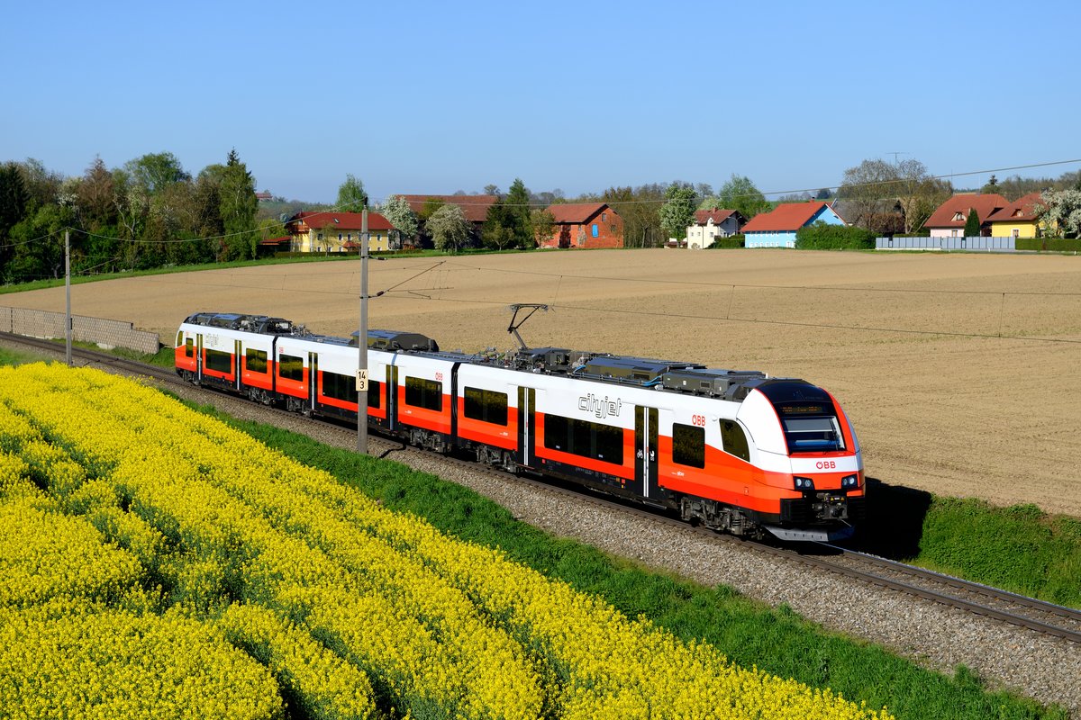 Der cityjet ist da! Im April verkehrten bereits zwei Garnituren der neuen Triebwagen-Generation im Bezirksverkehr um die oberösterreichische Landeshauptstadt Linz. Dabei handelte es sich jedoch um Fahrzeuge der Baureihe 4746, die eigentlich für die S-Bahn Wien vorgesehen sind. Am 21. April 2016 konnte der 4746.003 auf seiner Fahrt als R 3964 nach Linz HBF bei Nettingsdorf dokumentiert werden.