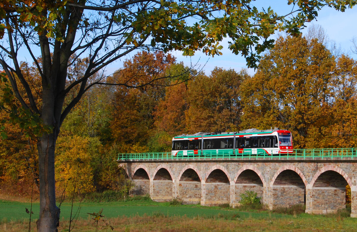 Der Citylink 431 der Chemnitzbahn Linie C15 auf dem Zschopautal-Viadukt in Braunsdorf. 03.11.2021 