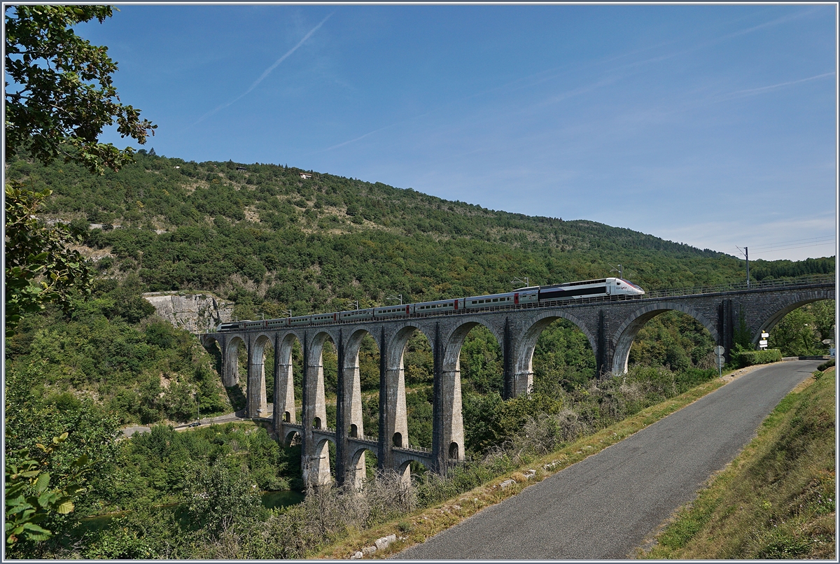 Der Cize-Bolozon Viadukt! Endlich dort angekommen zeigte sich das Fotografieren nicht von der erfreulichen Seite: Erst kam der TER (Cize-Bolozon an 11:09) gar nicht und der Lyria TGV Paris - Genève bot mit seiner eher dunklen Farbe auf dem überraschenderweise noch im Schatten stehenden Viadukt kaum einen erhofften Kontrast; immerhin und auch Grund zum Zeigen dieses Bildes: das Licht und Schattenspiel an den Viaduktbögen gefällt. 

17. Juli 2019