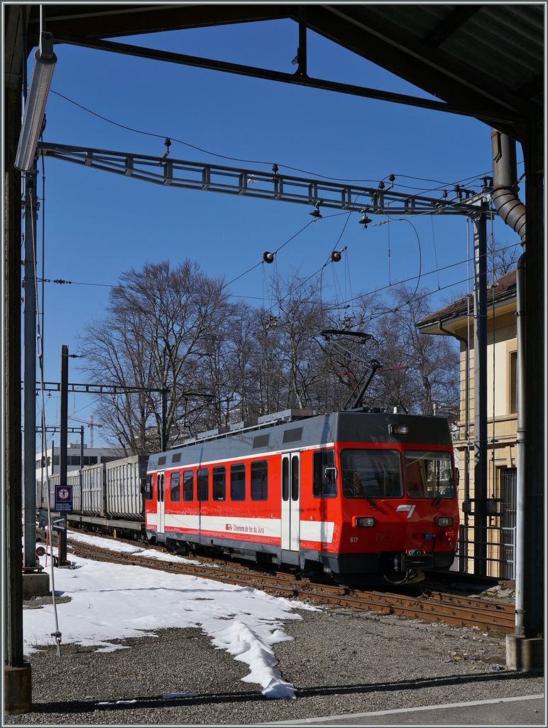 Der CJ Be 4/4 617 (ex FW) wartet mit einem Müllzug in La Chaux de Fonds auf die Weiterfahrt. Zwar wurde ausserhalb von La Chaux de Fonds eine Güterzugsanlage erstellt, doch müssen die Güterzüge zum Fahrrichtungswechsel weiterhin in den Bahnhof von La Chaux-de-Fonds fahren. 
18. März 2016