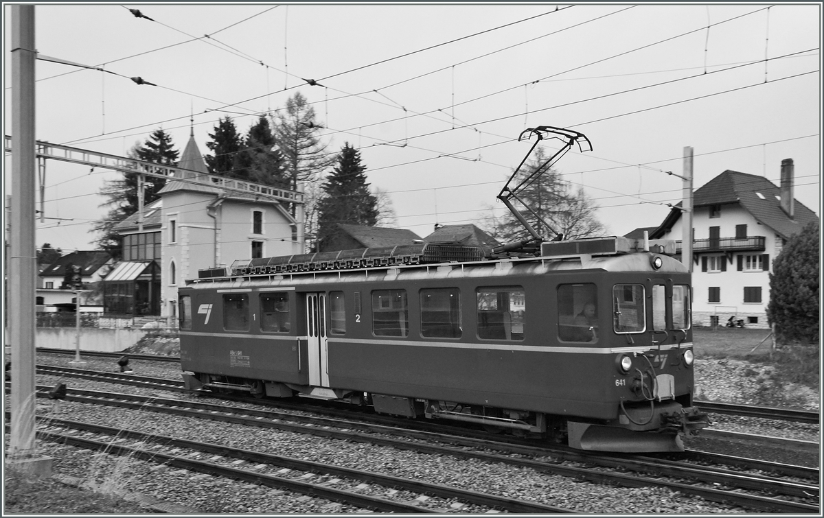 Der CJ Bef 4/4 641 (ex RhB ABe 4/4 641) verlässt, für uns überraschend, Le Noirmont mit dem Ziel Tramelan, wo sich der schöne Arosabahntriebwagen dann im Depot verstecken wird.
17. Nov. 2014
