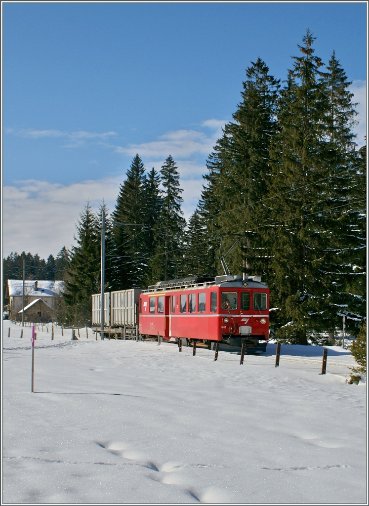 Der CJ Bef 4/4 641 (ex RhB ABe 4/4 Arosabahn) mit seinem Güterzug bei Le Creux-des Biches.
16. Feb. 2010 