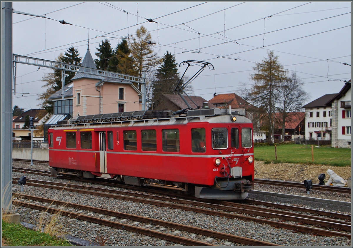 Der CJ Bef 4/4 641 (ex RhB ABe 4/4 641 Arosabahn) verlässt Le Noirmont.
17. Nov. 2014