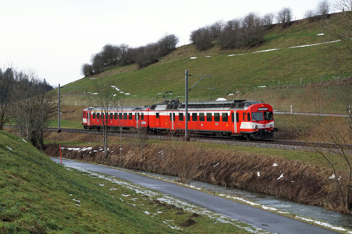 Der CJ-Pendel RBDe 94 85 7 566 221-5 + ABt 50 85 80-35 921-6, ehemals RM/EBT/SMB/VHB, auf der Rückfahrt von Oberburg nach Alle auf der ungewohnten SBB Strecke bei Court am 22. Januar 2021.
Foto: Walter Ruetsch