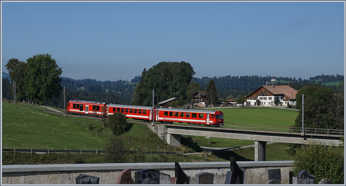 Der CJ Regionalzug 231 von La Chaux-de-Fonds nach Glovelier kurz vor La Ferrière. 

22. August 2019