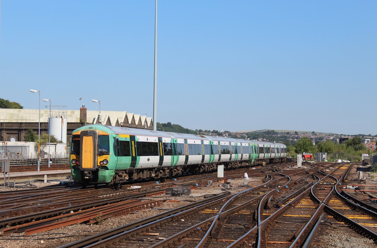 Der Class 377 148 und ein weiterer 377 sind am Freitagmorgen bei der Abfahrt im Bahnhof Brighton

Aufnahme vom 3. August 2018