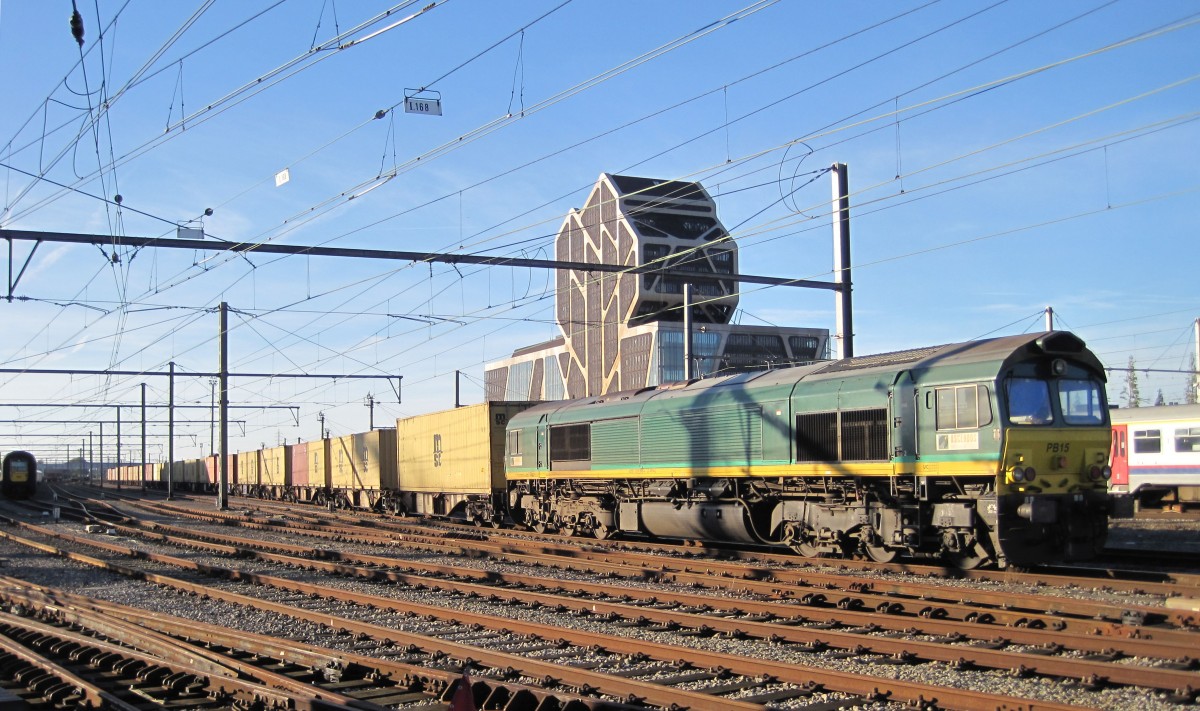 Der class 66 PB15 von von Ascendos Rail Leasing/Crossrail mit einem Containerzug im Bahnhof Hasselt am 19.Oktober 2014