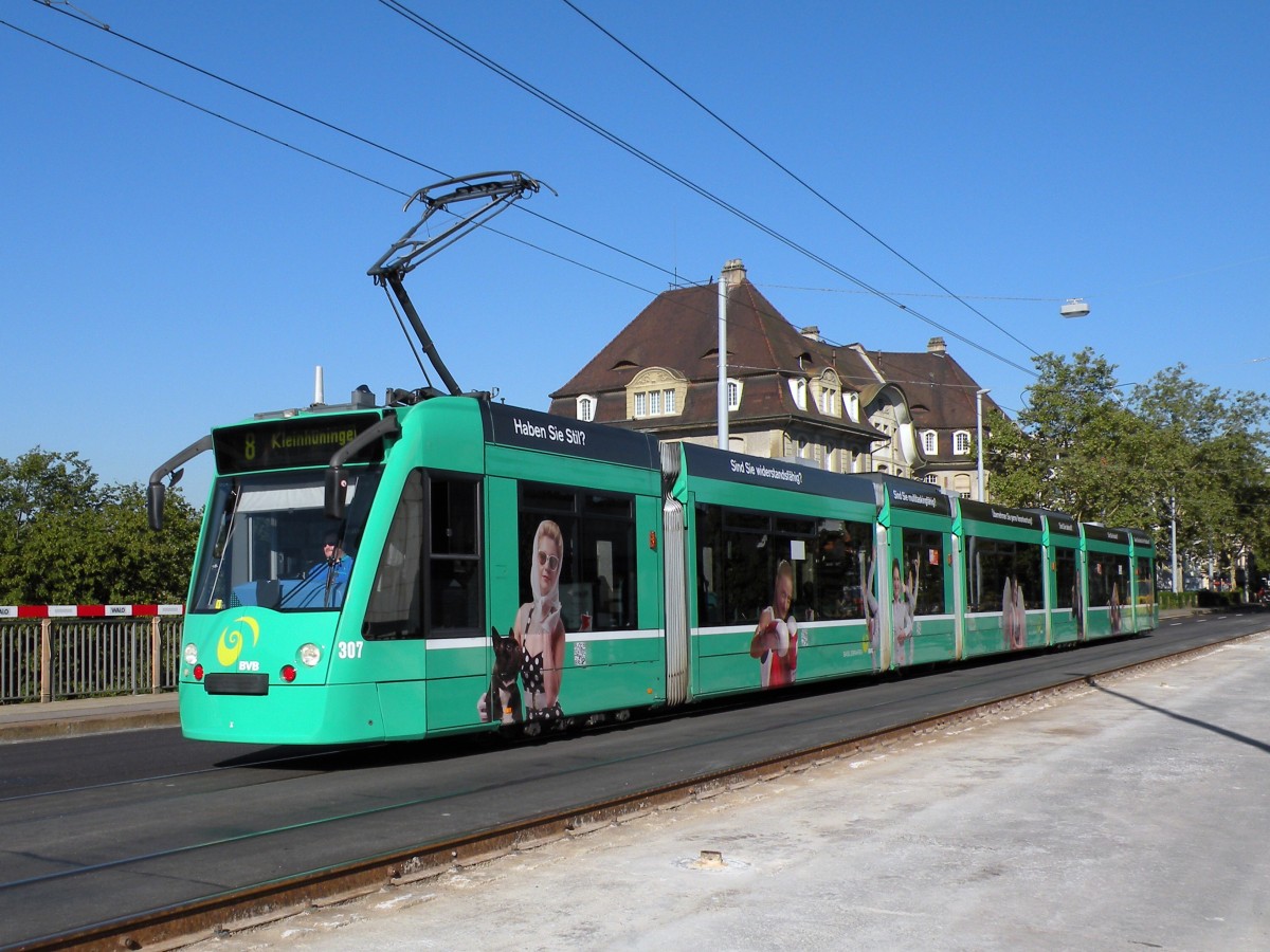 Der Combino mit der Betriebsnummer 307 trgt auf beiden Seiten verschiedene Bilder von Frauen. Oben im Reklameband werden verschiedene Fragen gestellt, wie z.B. Haben Sie Stil? oder Sind Sie widerstandsfhig? etc. Hier fhrt der Wagen zur Haltestelle Markthalle. Die Aufnahme stammt vom 16.08.2013.