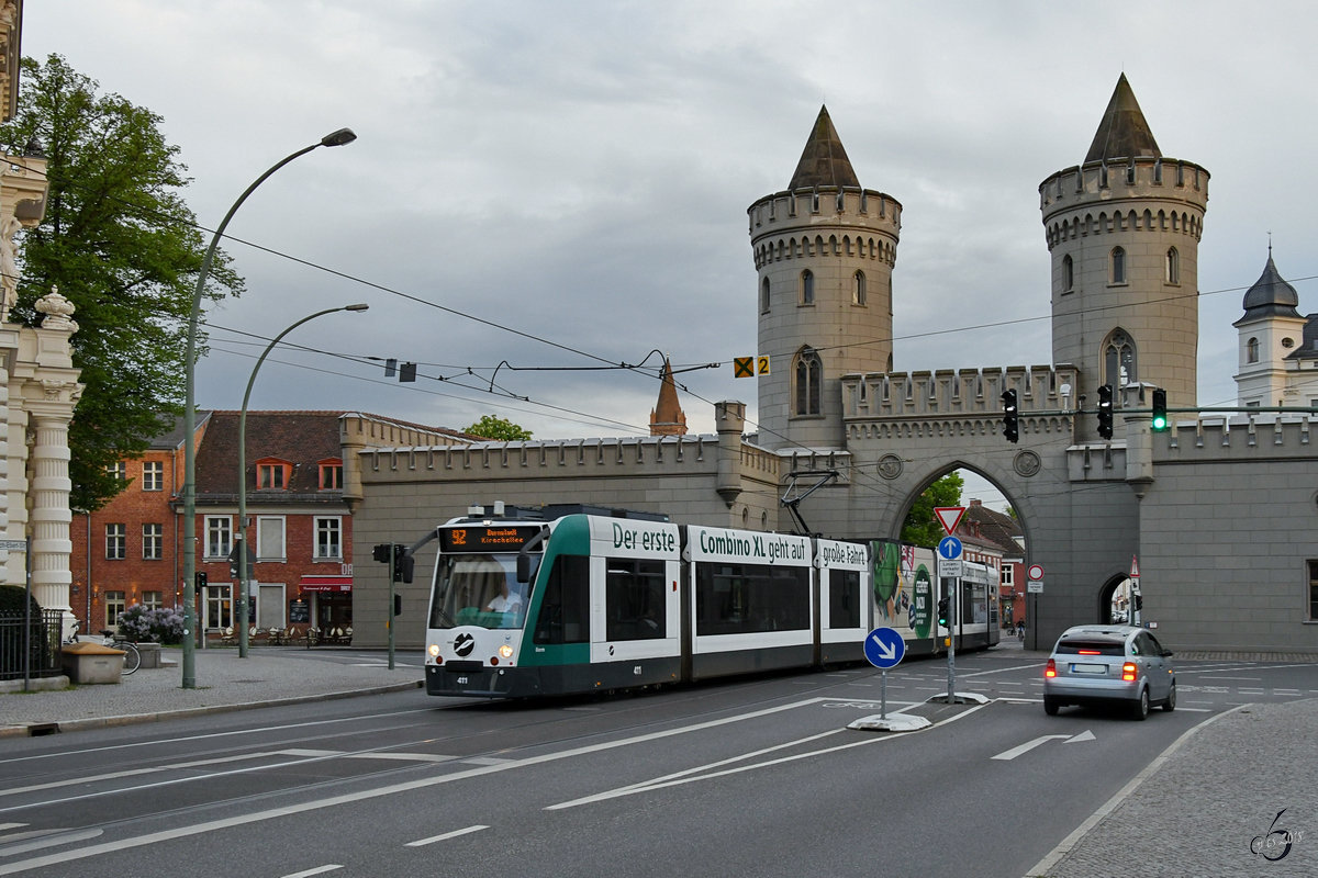Der Combino XL 411  Bern  fährt Ende April 2018 durch das markante Nauener Tor in Potsdam.