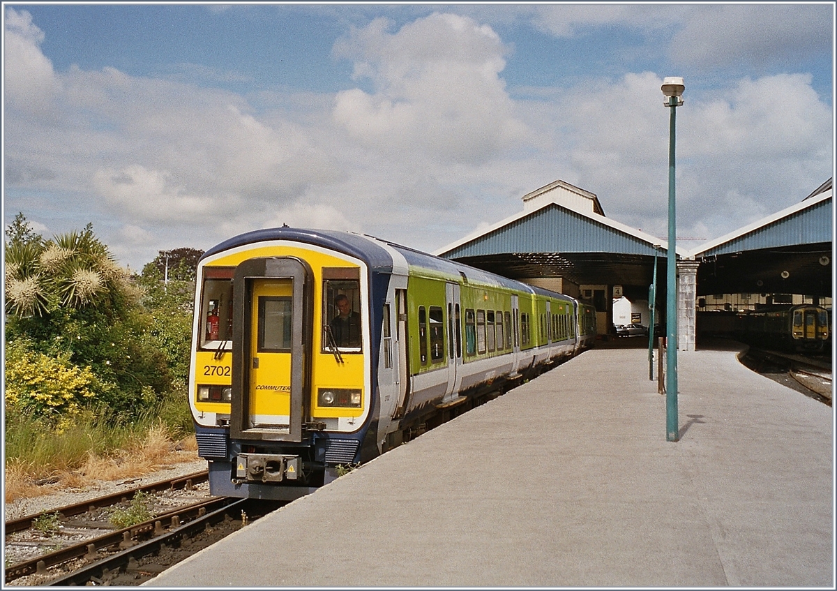 Der Commuter-Service Dieseltriebzug 2702 wartet in Limerick / Luimneach auf die Abfahrt.

6. Juni 2004