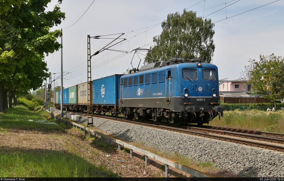Der Containerzug nach Hamburg war an diesem Tag augenscheinlich um mehrere Stunden verspätet. Noch ziemlich am Anfang seiner Reise begegnete er mir in Merseburg Elisabethhöhe mit der pfeifenden 140 037-3. Daher viele Grüße zurück an den Tf!

🧰 Eisenbahngesellschaft Potsdam mbH (EGP)
🚝 DGS 95052 Buna-Werke–Hamburg Süd
🚩 Bahnstrecke Merseburg–Halle-Nietleben (KBS 588)
🕓 1.6.2021 | 13:13 Uhr