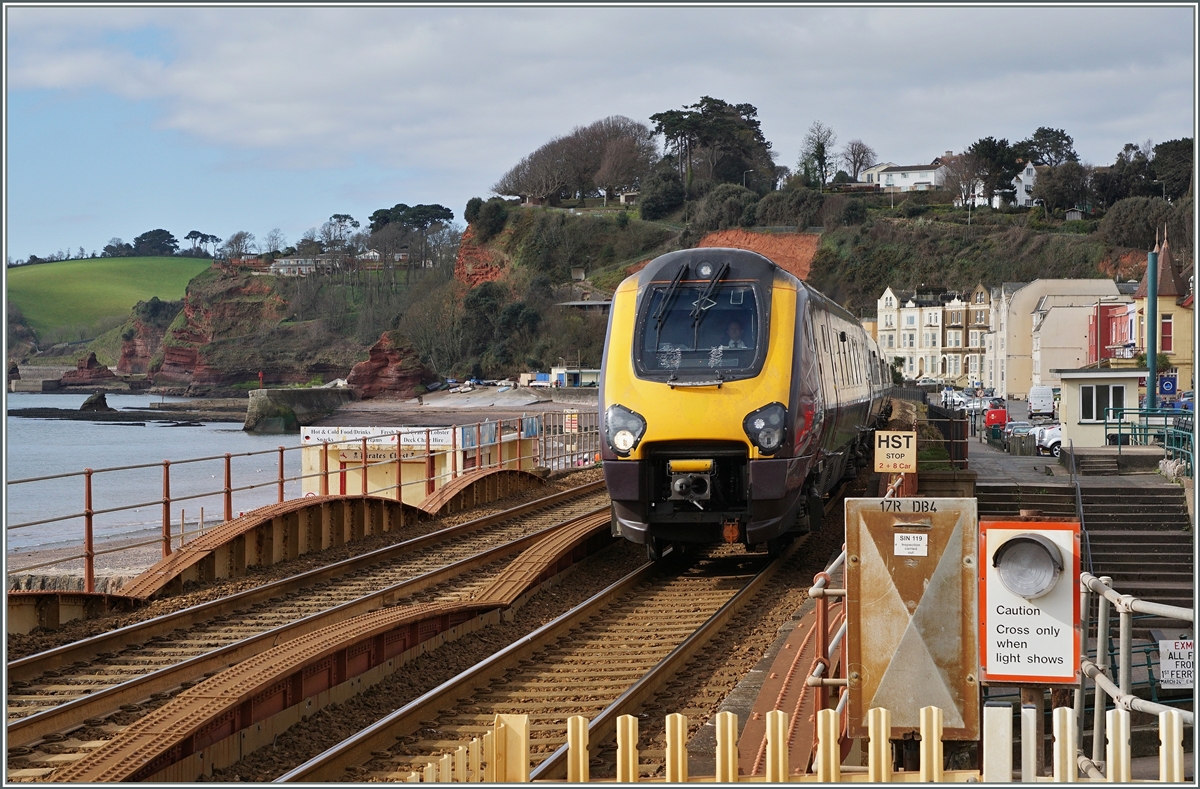 Der Cross Country Class 221, der schon vor drei Stunden in Penzance abgefahren ist, erreicht Dawlish, wo er ohne Halt durchgefährt. Bis Glasgow hat der Zug noch einen weiten Weg vor sich. 
18. April 2016