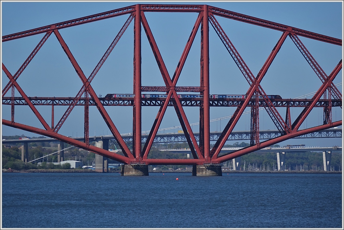 Der CrossCountry Class 220/221 auf der Fahrt von Aberdeen nach Penzance überquert die 2523 Meter lange Forth Bridge.
(03.05.2017)