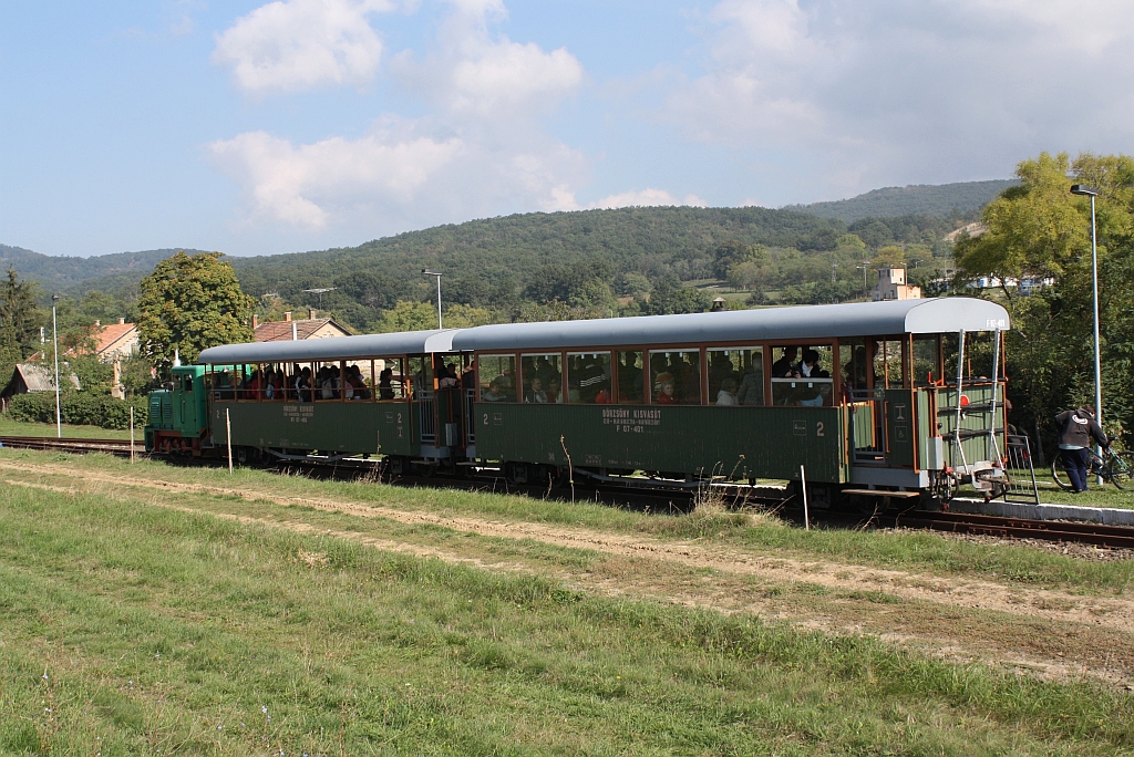 Der von der D 04-601 gezogene Sz 7402 der Brsny Kisvast ist am 28.September 2013 in der Endstelle Mrianosztra angekommen.