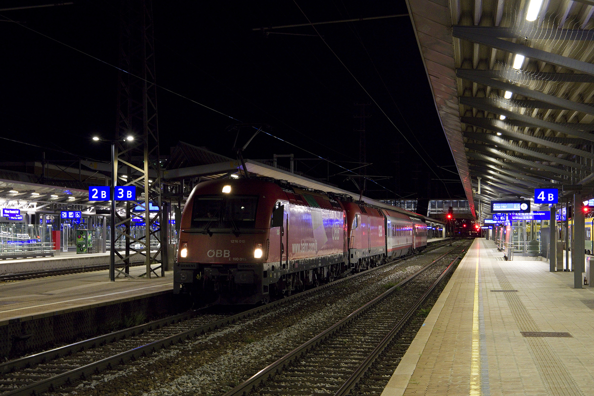 Der D 852, der die letzte abendliche Verbindung von Graz Hbf. nach Wien Hbf. bietet, besteht planmäßig lediglich aus zwei Wagen. Planmäßig sollte der Zug von einer Lok der Reihe 1144 traktioniert werden, für die die beiden Wagen ein leichtes Spiel sein sollte. Besonders leicht hatten es jedoch am 26. August 2023 die 1216 015 und 1116 044, die hier in Wiener Neustadt Hauptbahnhof noch einen Halt einlegten, um ein paar Fahrgäste einzusammeln. 

Anschließend entschwand der Zug mit einem der Traktionsleitung entsprechendem Tempo in die Nacht, gefühsmäßig von 0 auf 100 km/h am Bahnsteigende.