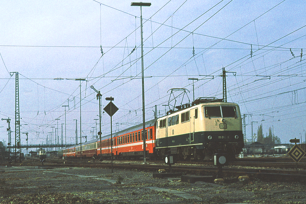 Der D229  Johann Strauss  verband in den 70er und 80er Jahren Frankfurt mit Wien. Die Lokomotive 111 056 des Bw München führt den Zug auf seinem gesamten Laufweg. Interessant war die Komposition des Zuges: Die ÖBB stellte Eurofima-Waggons der 2.Klasse, die DB stellte die 1.Klasse und den Speisewagen, am Schluss läuft noch ein Waggon 2. Klasse der DB mit, vermutlich ein Verstärkungswagen. 
Plattling, 28. Oktober 1979.