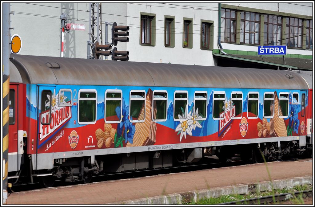 Der D610  Povazan  führt den 6156 21-70 071-0 mit einer Ganzwerbung mit sich. Mit den Edelweiss und Enzian erinnert es mich doch stark an Sujets aus den Schweizer Alpen. Štrba. (05.06.2014)