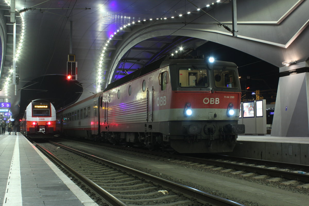 Der D852 von Graz Hbf nach Wien Hbf besteht in der Regel aus zwei Reisezugwagen wird aber auch hin und wieder genutzt um Wagen nach Wien in die Werkstatt zu bringen. Diese wagen sind dann leer und abgesperrt.
Am Abend des 2.12.2019 steht die 1144 098 mit dem D852 in Graz Hbf abfahrbereit in Richtung Wien Hbf.
