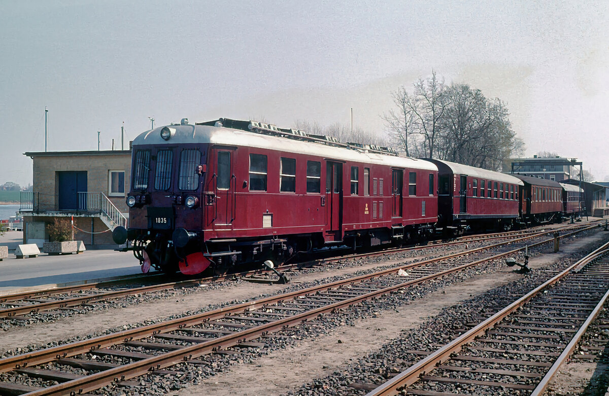 Der dänische Dieseltriebwagen MO 1835 der Angelner Dampfeisenbahn steht 1984 in Kappel.