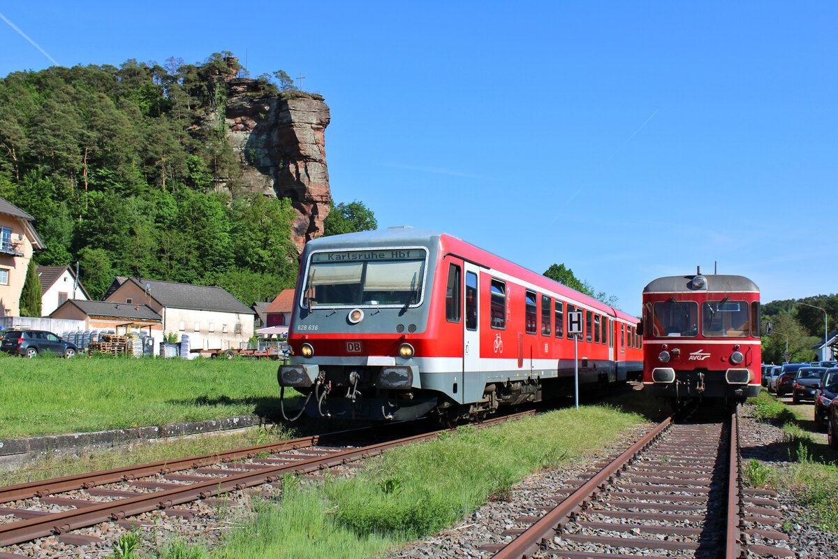Der Dahner Felsenland-Express erreicht hier auf der Fahrt von Bundenthal-Rumbach nach Hinterweidethal Ost den Bahnhof Dahn. 628 636 wurde hier neben dem ehemaligen AVG Triebwagen 301 013-8 vor der Kulisse des Dahner Jungfernsprung festgehalten. 