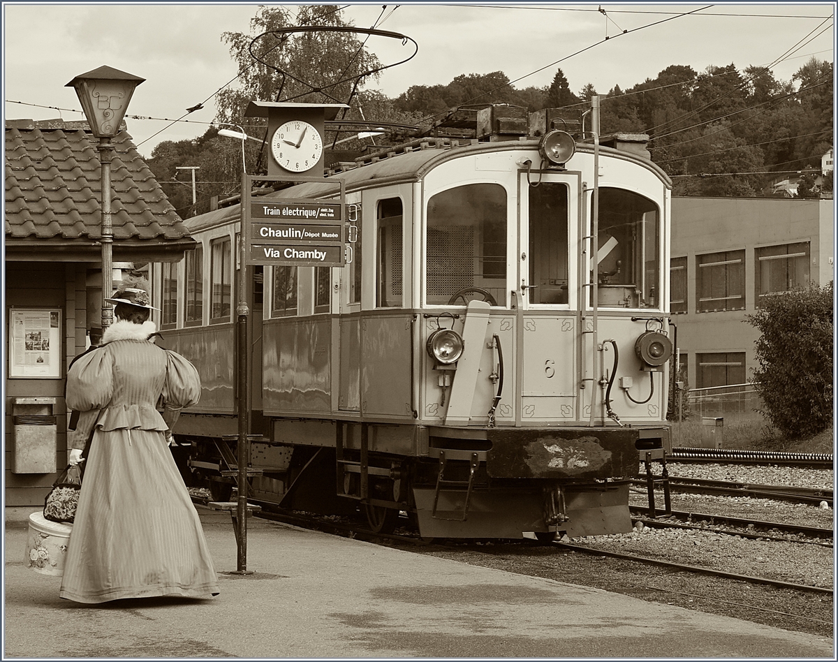 Der Dame, die sich auf dem bereits gezeigten Bild etwas unschicklich gab, kann auch hier ein Vorwurf nicht erspart werden: Weshalb reist die Dame ohne Begleitung? 
Der alte MCM BCFeh 4/4 N° 6 der schon so manches gesehen hat, schweigt diskret und freut sich auf die Fahrt nach Chamby.
Belle Epoque bei der B-C; Blonay, den 17. Sept. 2017