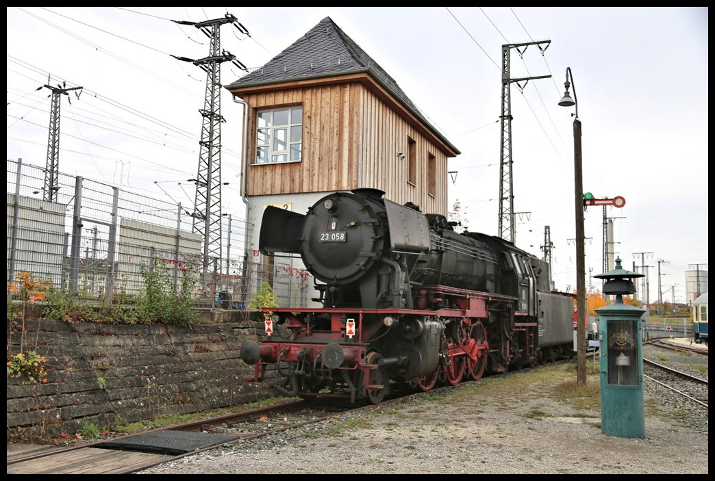 Der Dampflok 23058 ist die Schrottpresse erspart geblieben. Am 29.10.2023 stand sie als besonderes Zeitobjekt der Dampflokära im Freigelände des VM Nürnberg.