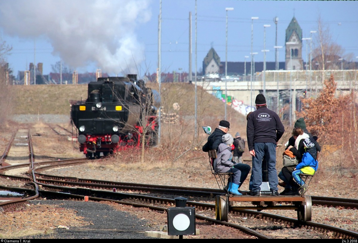Der Dampflok hinterher...
Hinter 52 8154-8 (bewusst unscharf) führte der Verein Eisenbahnmuseum Bayerischer Bahnhof zu Leipzig e.V. auch immer Draisinenfahrten durch. Aufgenommen zu den 21. Leipziger Eisenbahntagen im Eisenbahnmuseum Leipzig-Plagwitz. [24.3.2018 | 11:43 Uhr]