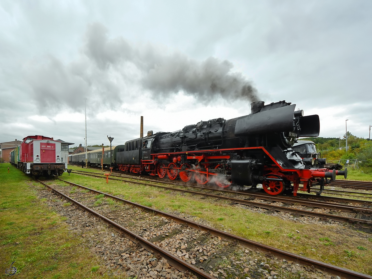 Der von der Dampflokomotive 50 3648-8 gezogene Sonderzug ist auf dem Weg zum Bahnsteig. (Sächsisches Eisenbahnmuseum Chemnitz-Hilbersdorf, September 2020)