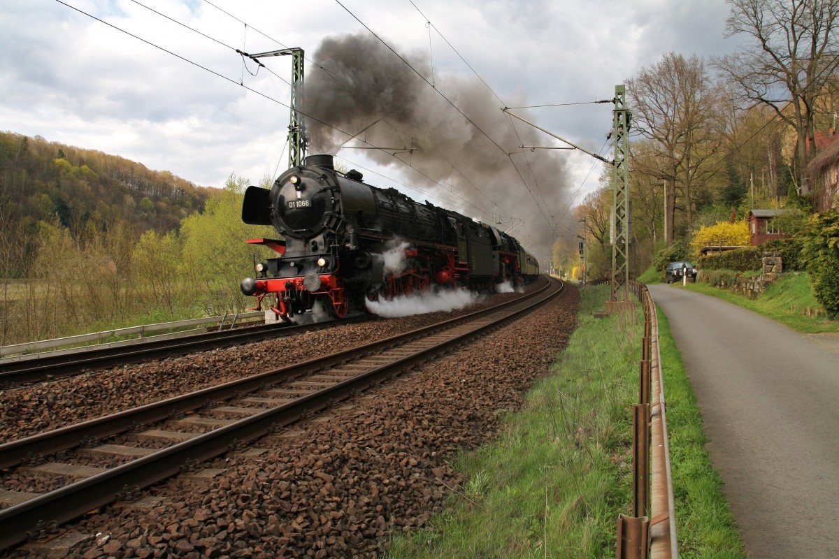 Der Dampfsonderzug von Décin zurück nach Dresden mit Doppeltraktion 01 1066 und 01 0509-8 am späten Nachmittag des 18.4.2015 durch das Elbtal. Hier mit Volldampf an der Elbe entlang zwischen den Bahnhöfen Wehlen und Obervogelgesang. Schublok ist die 118 770-7.