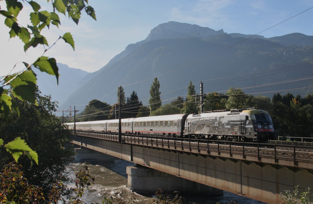 Der Dampftaurus 1216 020-8 ist am 24.9.2013 mit einem EC von Italien nach Mnchen unterwegs, hier auf der Innbrcke bei Brixlegg. 