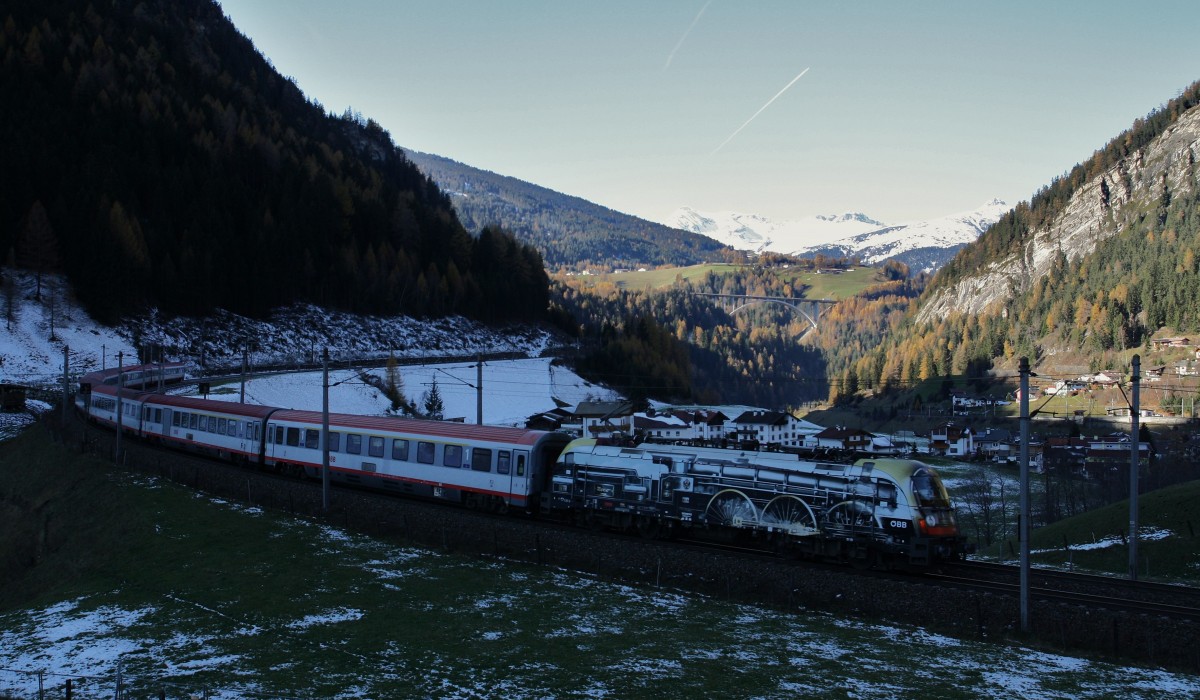Der Dampftaurus 1216 020-8 der BB ist am 12.11.2013 mit einem EC von Italien nach Mnchen unterwegs, hier an der Schleife in St. Jodok am Brenner Richtung Innsbruck.