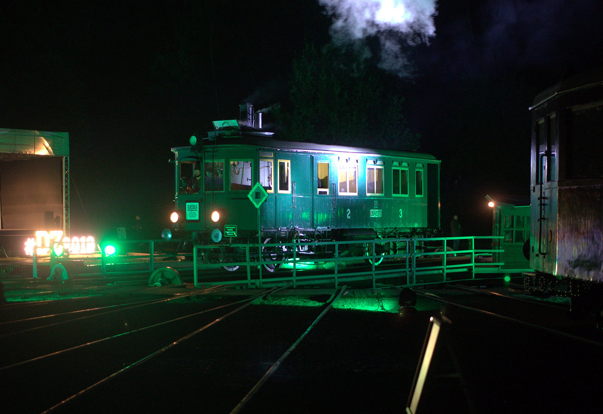 Der Dampftriebwagen M124.001 auf der Drehscheibe zur Nachtschau in Luzna u Rakovnika. 
21.09.2019  20:15 Uhr   