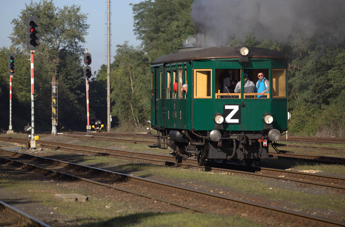 Der Dampftriebwagen M410 bei der Einfahrt in Luzna u Rakovnika. 21.09.2019 09:37 Uhr 