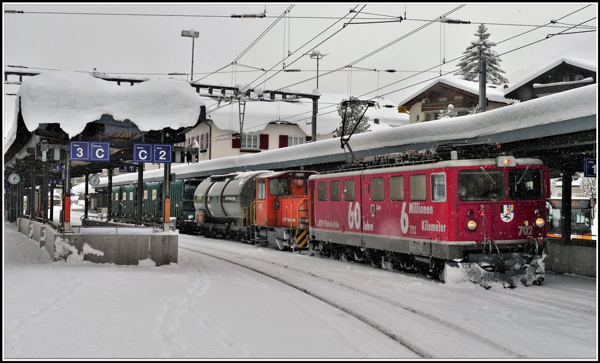 Der Davoser Güterzug mit der Ge 6/6 II 702  Curia  hat im tiefverschneiten Klosters Platz einen Distanzhalt eingelegt. (08.01.2019)