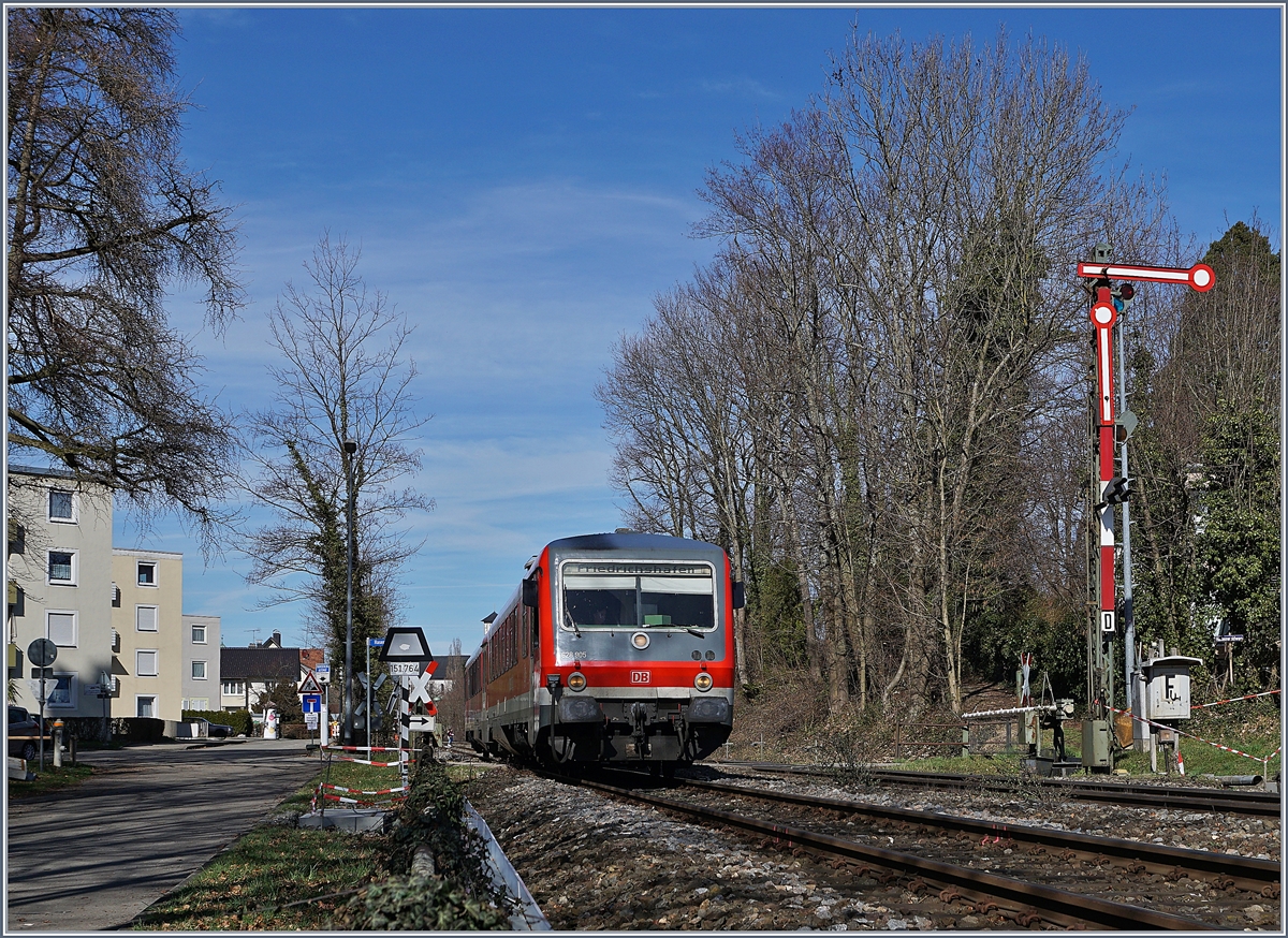 Der DB 628 905 passiert als RB von Friedrichshafen kommend das Einfahrsignal von Lindau Aeschbach und erreicht in Kürze sein Ziel Lindau Hbf. 

16. März 2019
