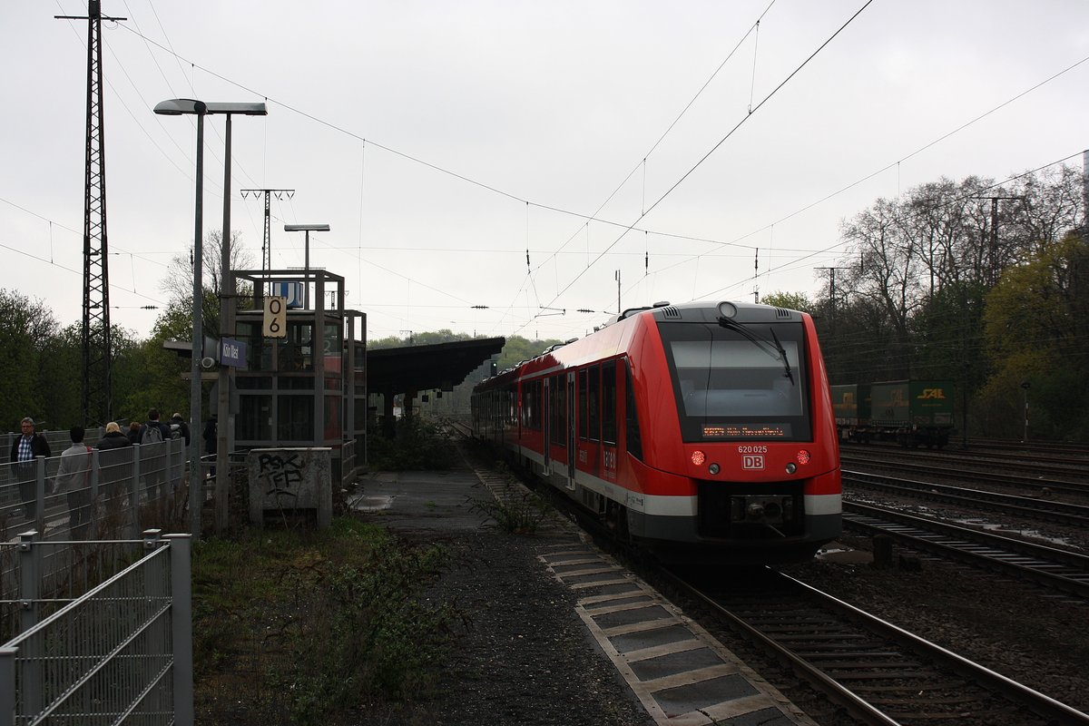 Der DB Dieseltriebwagen 620 025 als RB 24 (Köln Messe/Deutz - Kall - Gerolstein) bei der Ausfahrt aus Köln West in richtung HBF und Endbahnhof.

Köln West
11.04.2018
