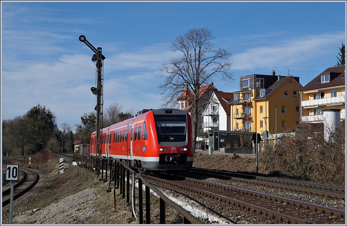 Der DB Dieseltriebzug 612 159 erreicht von Augsburg kommend Lindau Aeschbach. Der Zug verkehrt bis Lindau HBF, welches in wenigen Minuten erreicht wird. Links im Bild ist die Strecke nach Friedrichshafen zu erkennen. 

16. März 2019