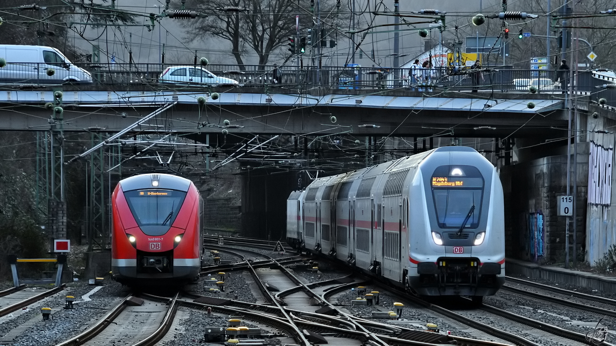 Der DB-Elektrotriebzug 1440 306-7 sowie eine IC2-Garnitur kurz vor der Ankunft am Hauptbahnhof Wuppertal. (Februar 2021)