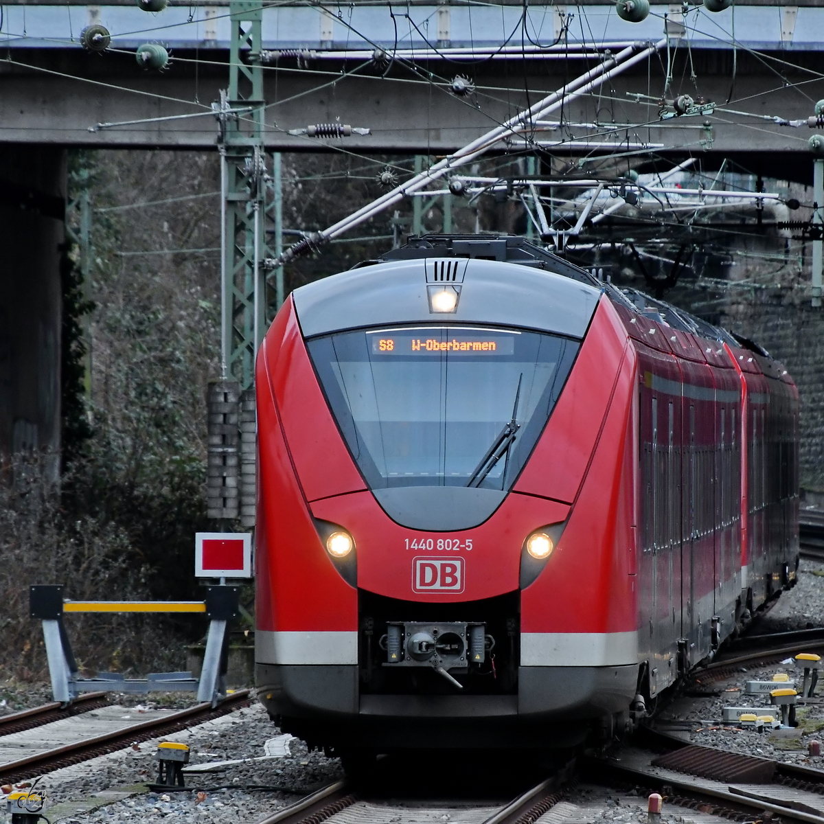 Der DB-Elektrotriebzug 1440 802-5 bei der Einfahrt am Hauptbahnhof Wuppertal. (Februar 2021)