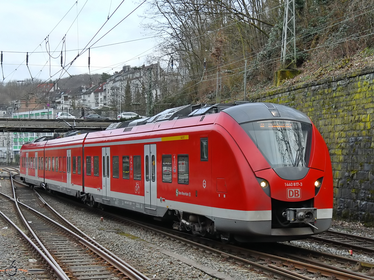 Der DB-Elektrotriebzug 1440 817-3 bei der Einfahrt am Hauptbahnhof Wuppertal. (Februar 2021)
