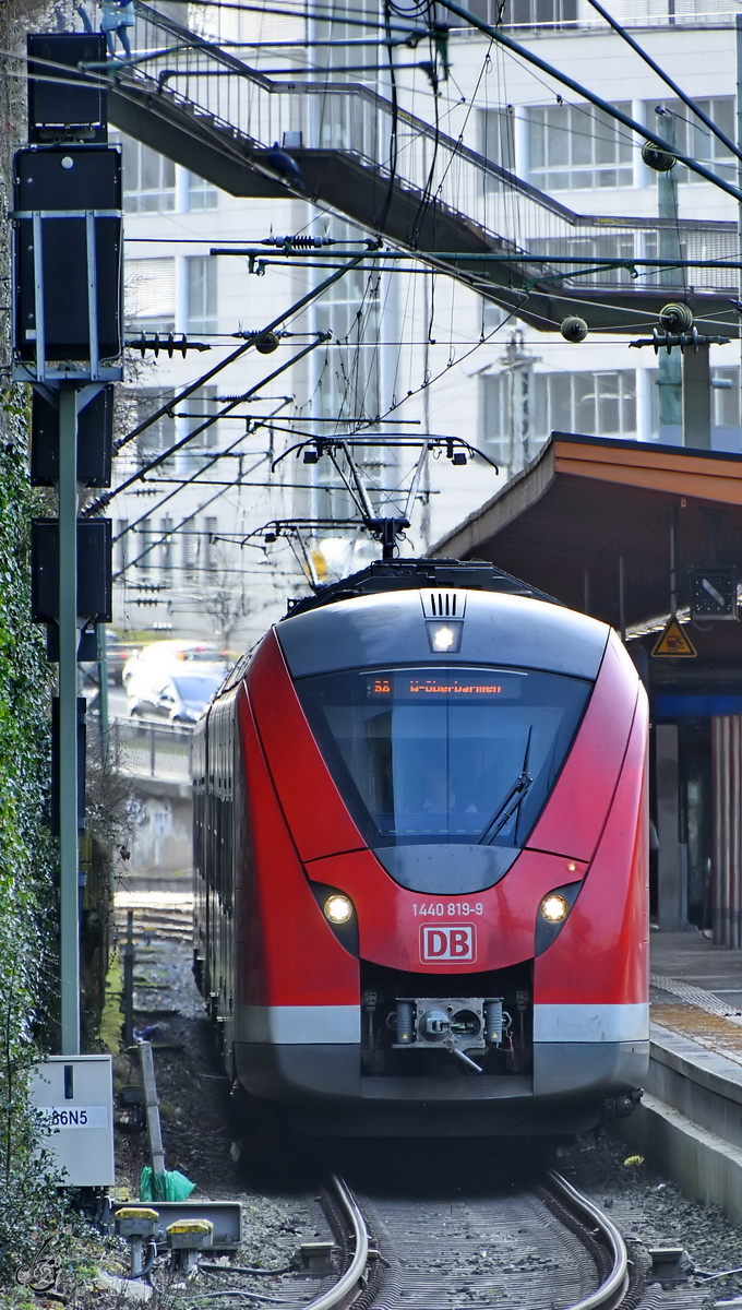 Der DB-Elektrotriebzug 1440 819-9 bei der Abfahrt vom Hauptbahnhof Wuppertal. (Februar 2021)