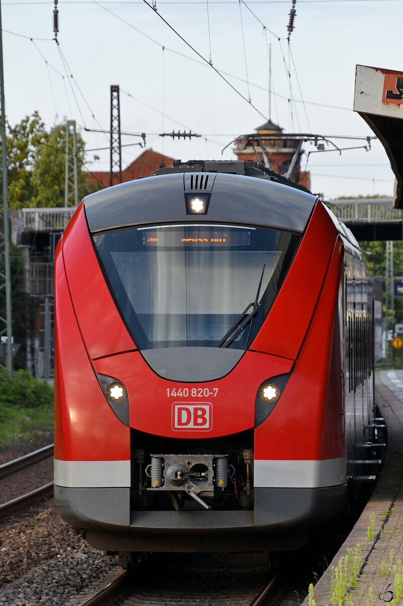 Der DB-Elektrotriebzug 1440 820-7 wartet in Wuppertal-Unterbarmen auf die Weiterfahrt. (August 2023)