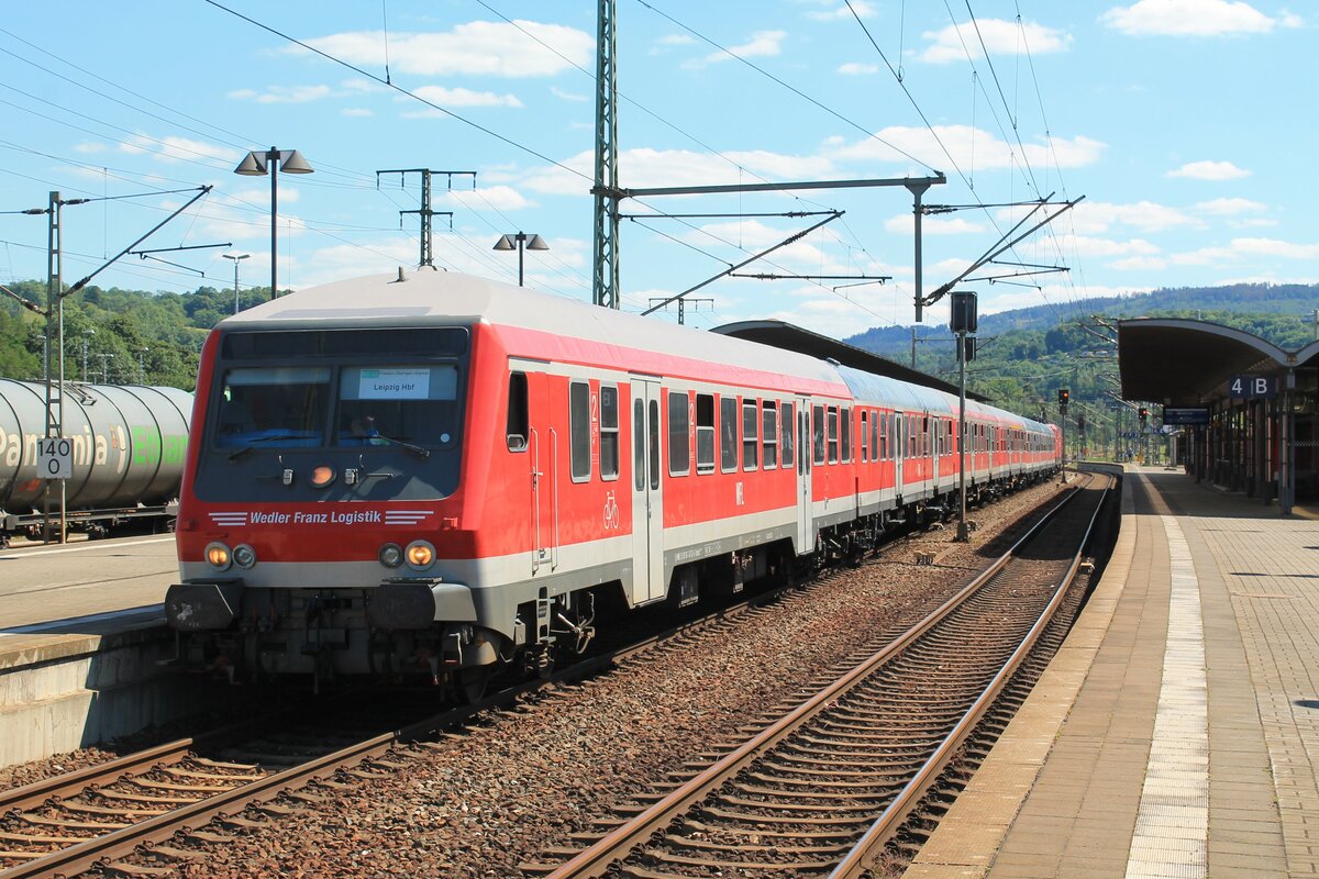 Der DB-Entlastungszug für den Franken-Thüringen-Express (RE42) zwischen Nürnberg und Leipzig mit dem  WFL-Steuerwagen Bnrbdzf 480.1 (D-WFL 50 80 80-34-112-8) und der DB Gebrauchtzug- Miete mich -112 139-1 als Schublok am 2.7.2022 in Saalfeld/Saale. Anfang Juli 2022 ersetzte letztere die bisher eingesetzte 112 131.