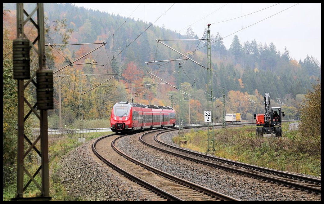 Der DB ET 442772 hat die starke Steigung der Frankenwaldbahn von Probstzella aus hinter sich und befindet sich hier bereits am 23.10.2919 um 11.50 Uhr vor Pressig Rothenkirchen in der Gefällstrecke in Richtung Lichtenfels.